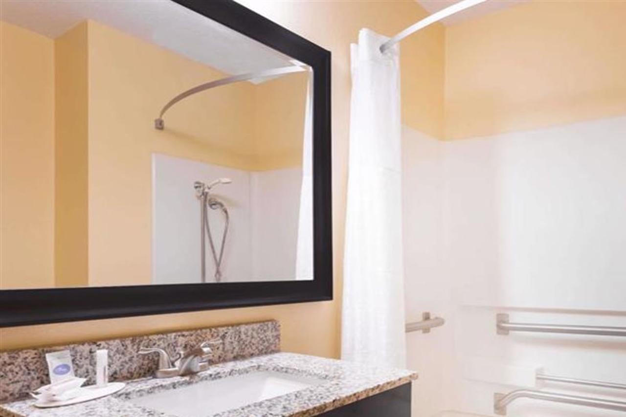 Howard Johnson By Wyndham Spartanburg Expo Center Bagian luar foto